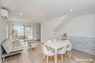 17/40 Pearlman Street Coombs