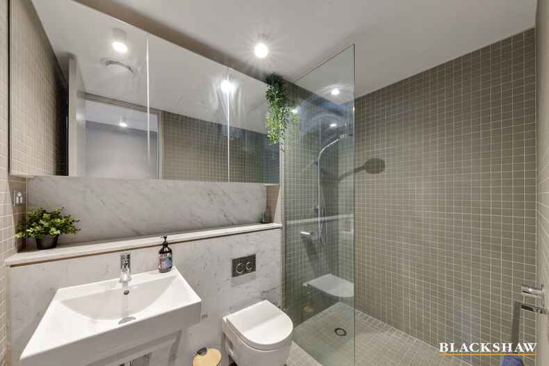 13/17 Eastlake Parade Kingston