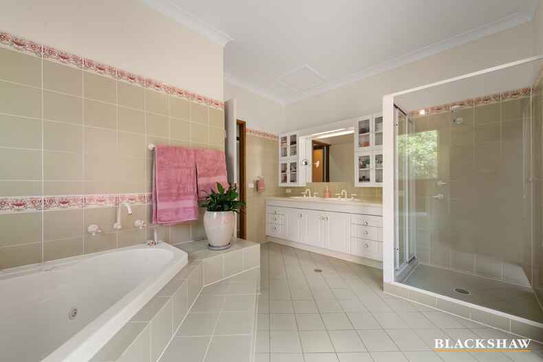 12 Broinowski Place Isaacs