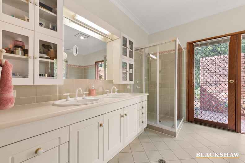 12 Broinowski Place Isaacs