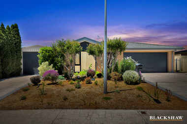 3 Ikara Close Dunlop