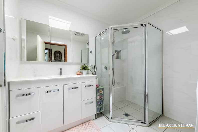 17/3 Peron Place Banks