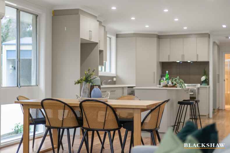 48 De Graaff Street Holder