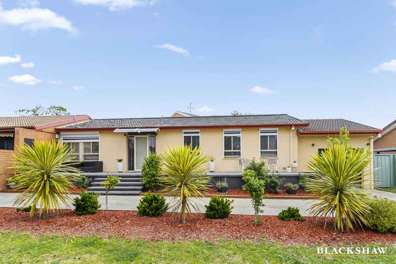 2/11 Yarrow Street Queanbeyan East