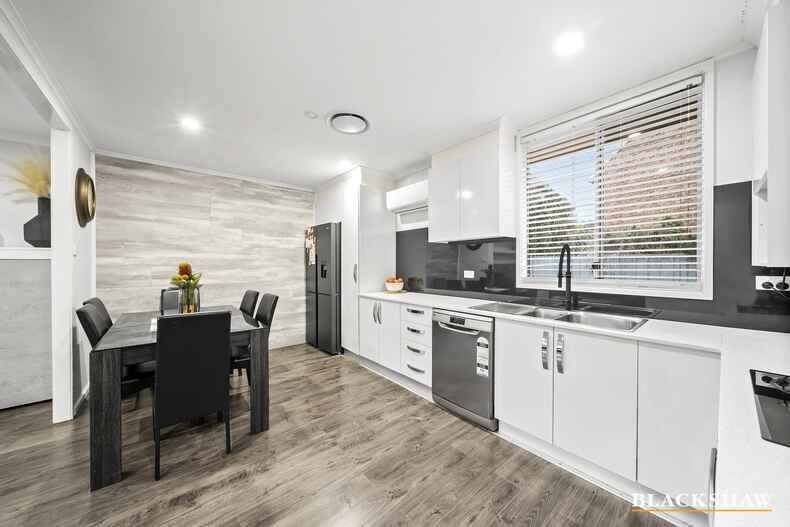 2/11 Yarrow Street Queanbeyan East