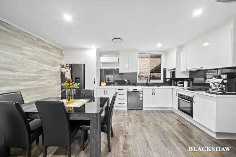 2/11 Yarrow Street Queanbeyan East