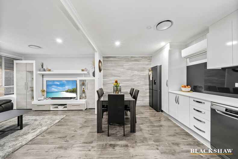 2/11 Yarrow Street Queanbeyan East