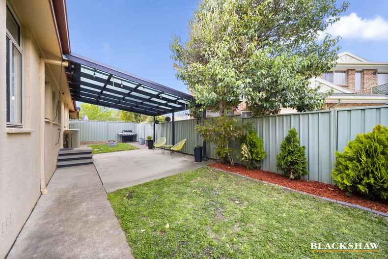 2/11 Yarrow Street Queanbeyan East