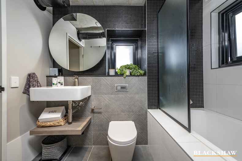 104/1 The Causeway  Kingston