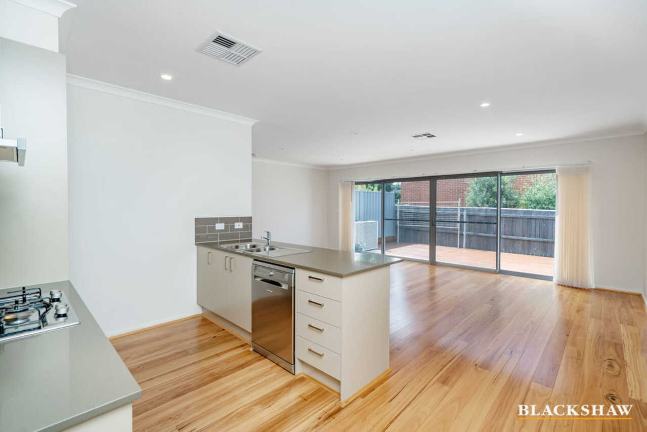 65/4 Pearlman Street Coombs