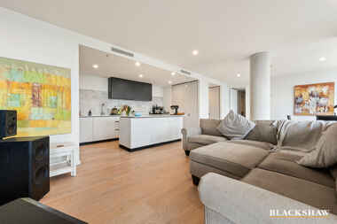 1103/39 London Circuit City