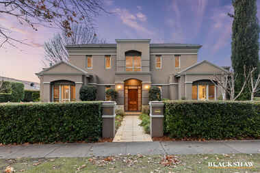 1/10 Hutchins Street Yarralumla