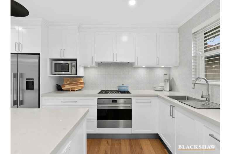 96 Hopetoun Circuit Yarralumla