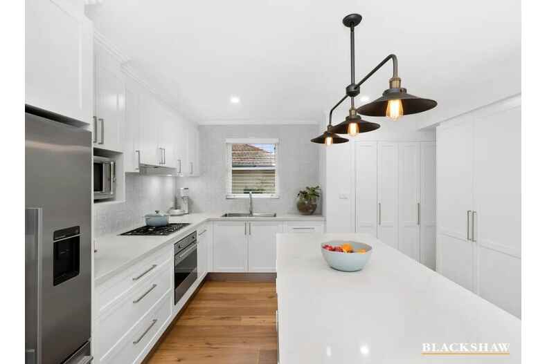 96 Hopetoun Circuit Yarralumla