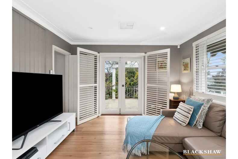 96 Hopetoun Circuit Yarralumla