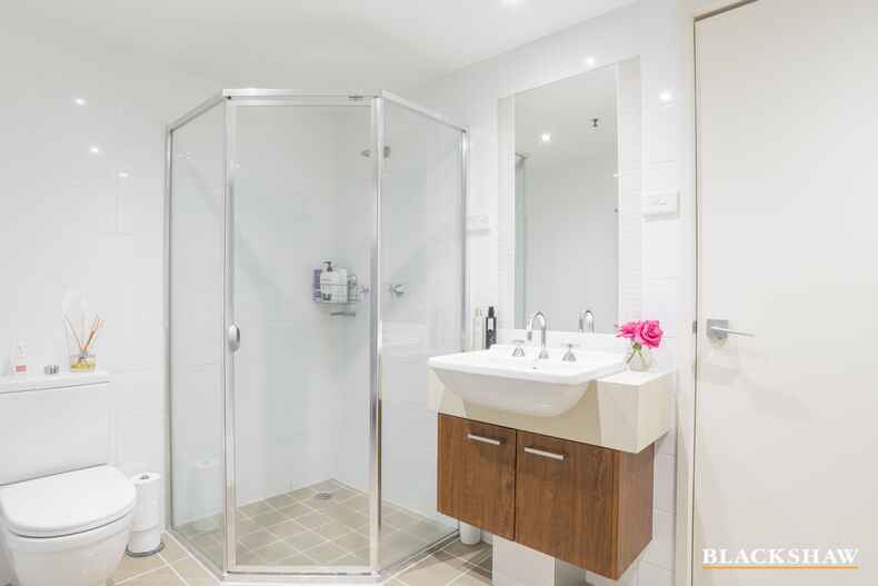 61/3 London Circuit City