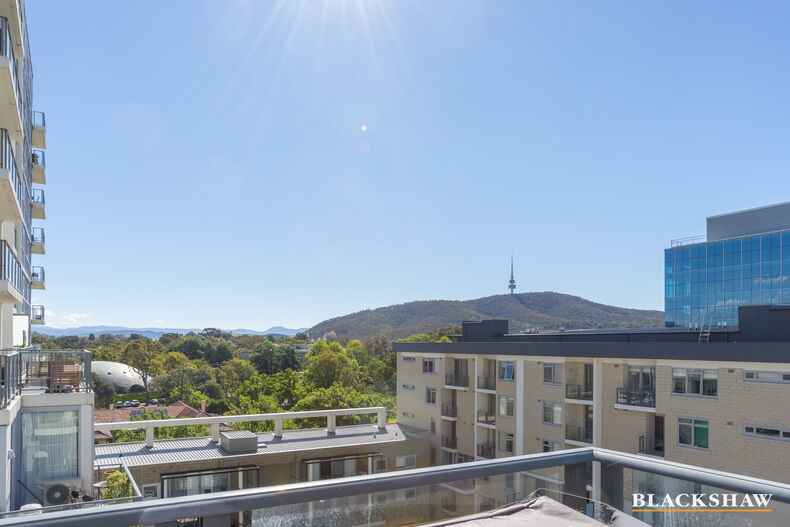 61/3 London Circuit City