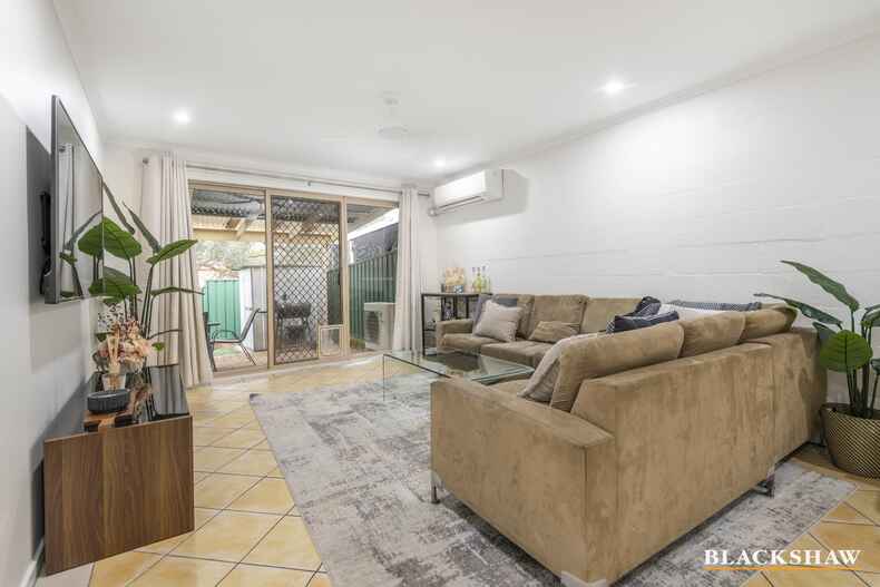7/3 Peron Place Banks
