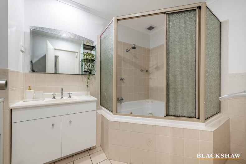 7/3 Peron Place Banks