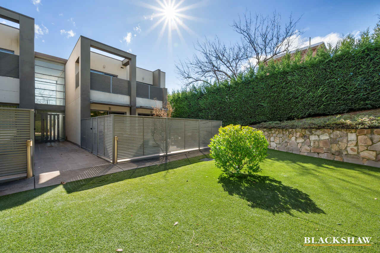 2/139 Blamey Crescent Campbell