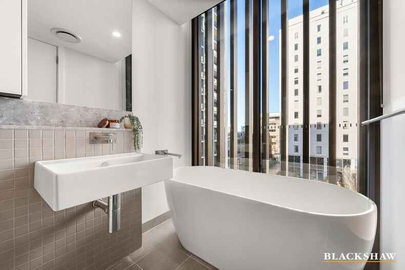 311/39 London Circuit City