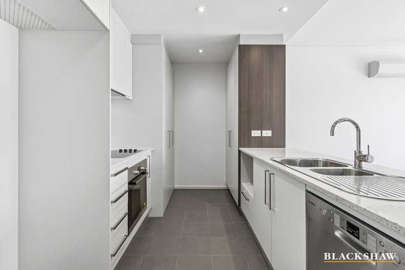 68/121 Easty Street Phillip