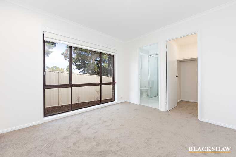 1/8 Gladman Close Isaacs