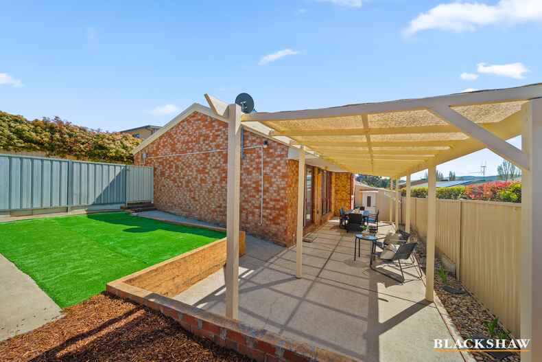 2/17 Henderson Road Queanbeyan