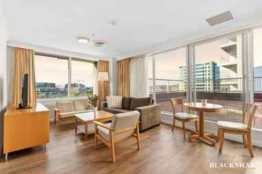 801/2 Akuna Street City