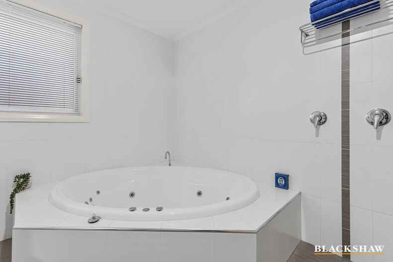 6 Courtenay Crescent Long Beach