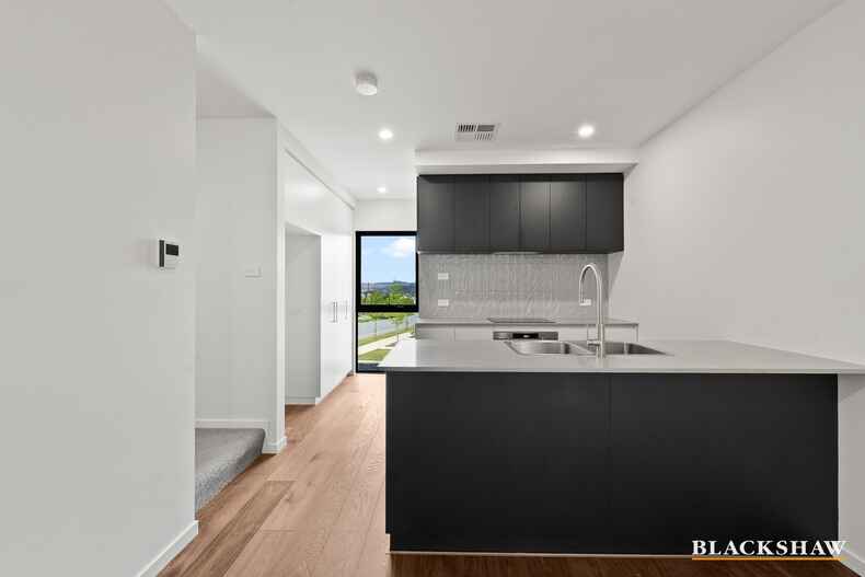 60/25 Trenerry Crescent Googong