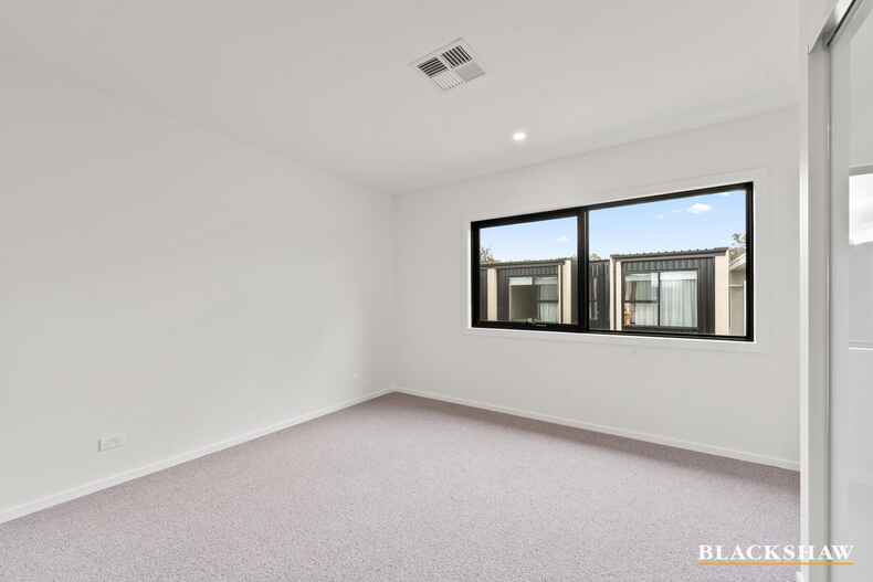 60/25 Trenerry Crescent Googong