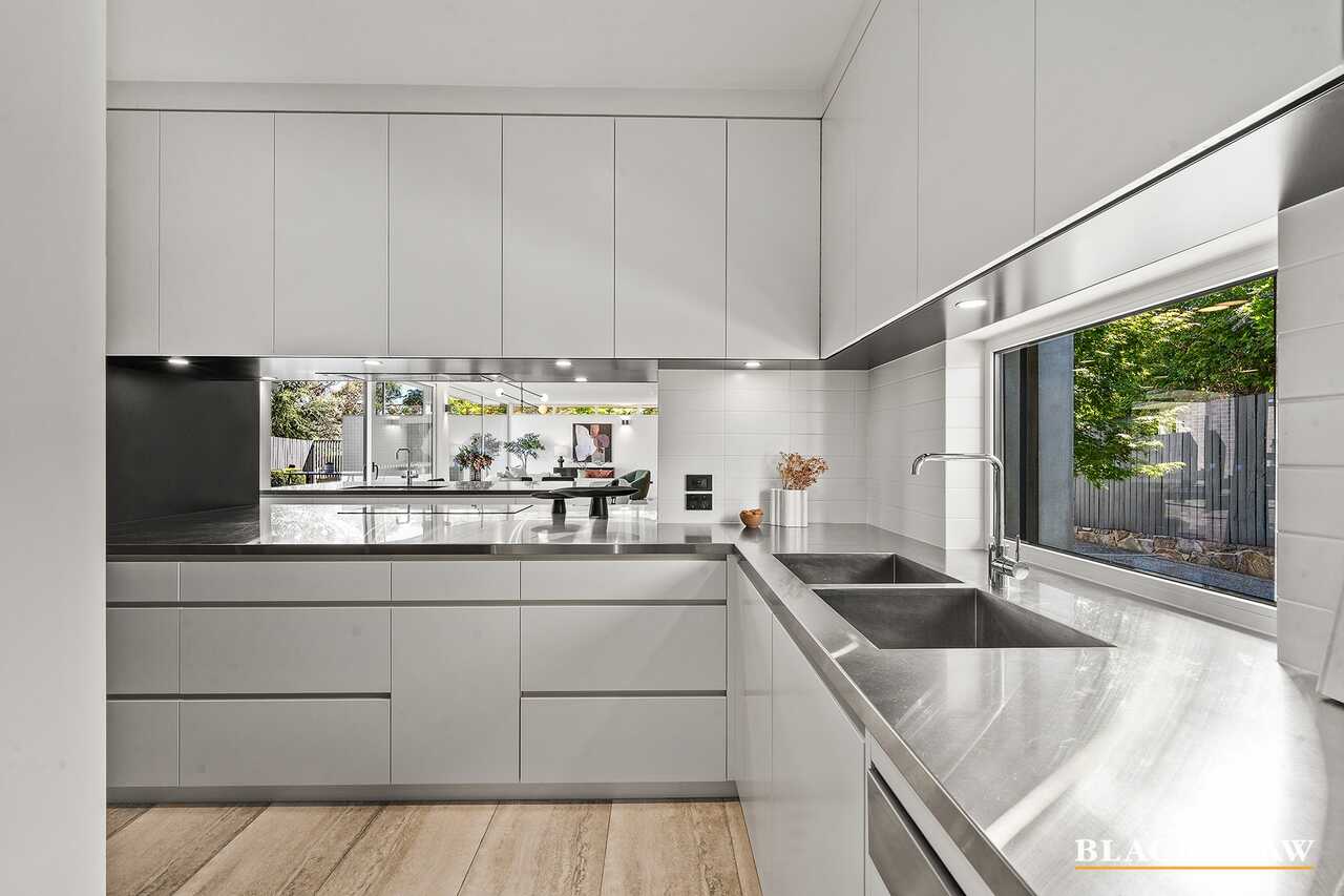 104 Captain Cook Crescent Narrabundah