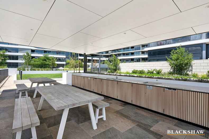 141/11 Irving Street Phillip