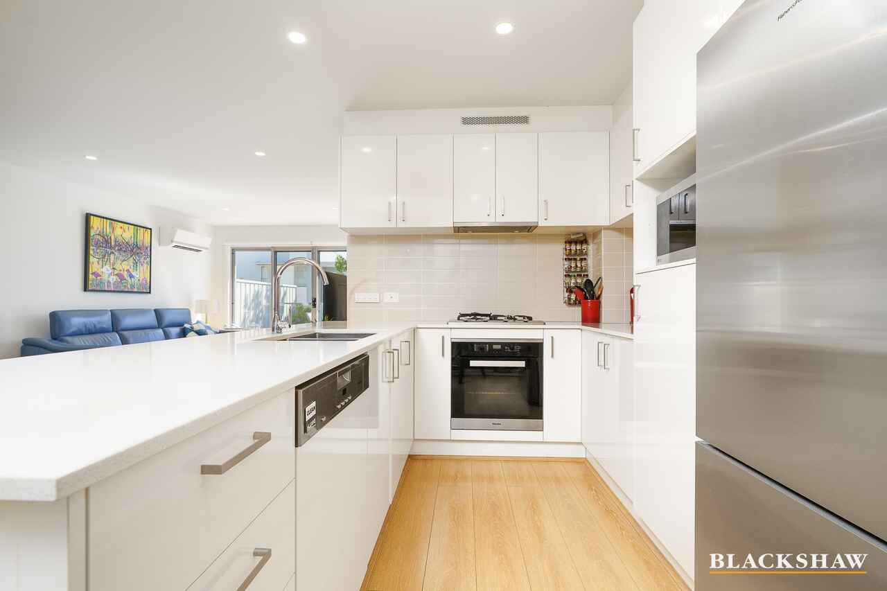 30/90 John Gorton Drive Coombs