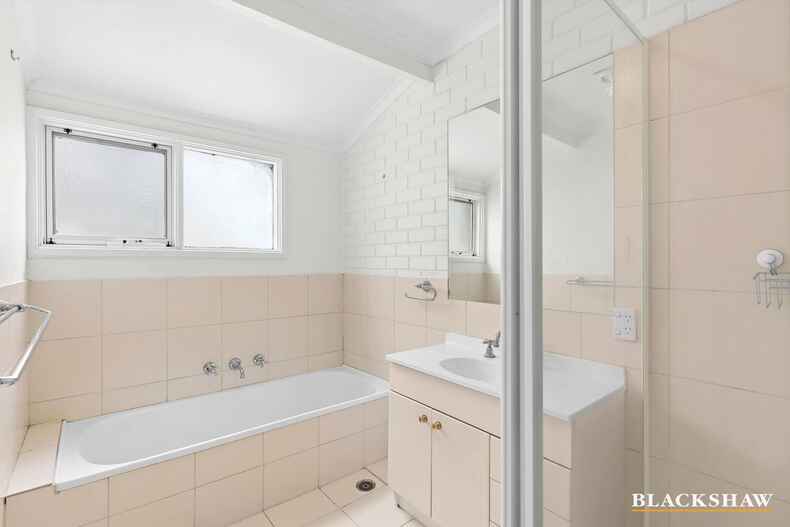 32 English Court Phillip