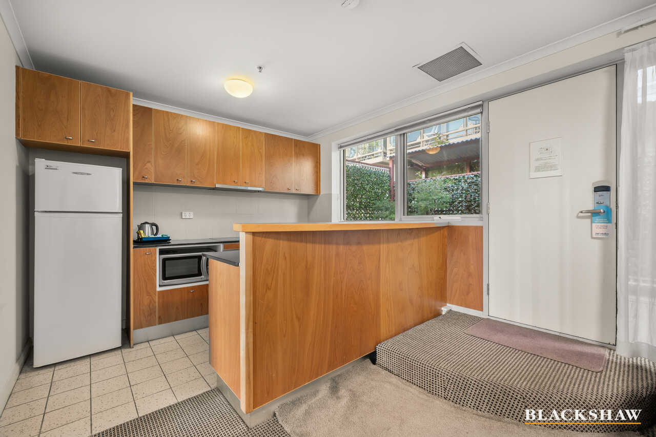 30/2 Akuna Street City