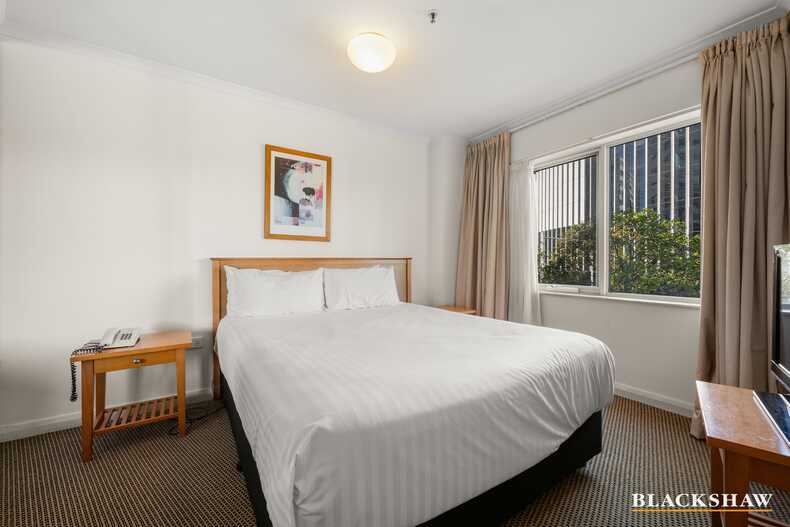 30/2 Akuna Street City