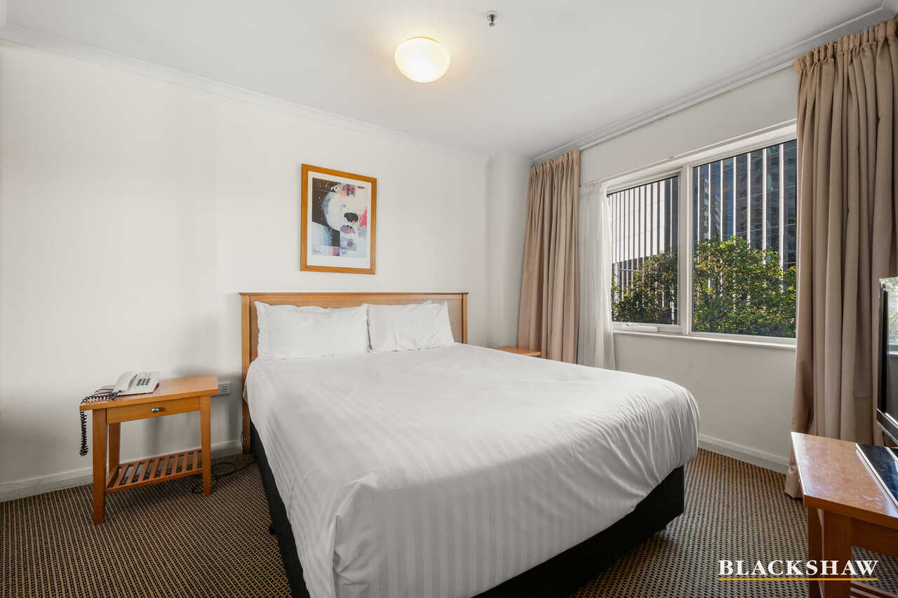 30/2 Akuna Street City