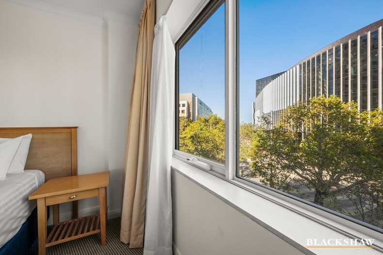 30/2 Akuna Street City