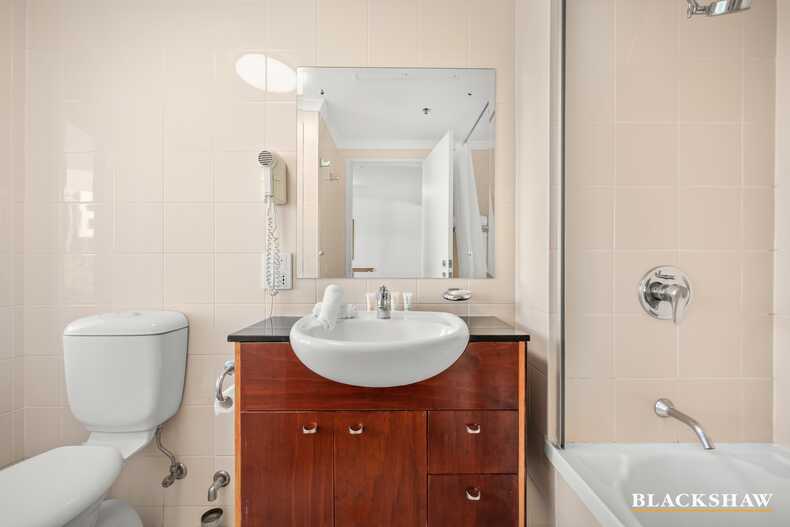 30/2 Akuna Street City