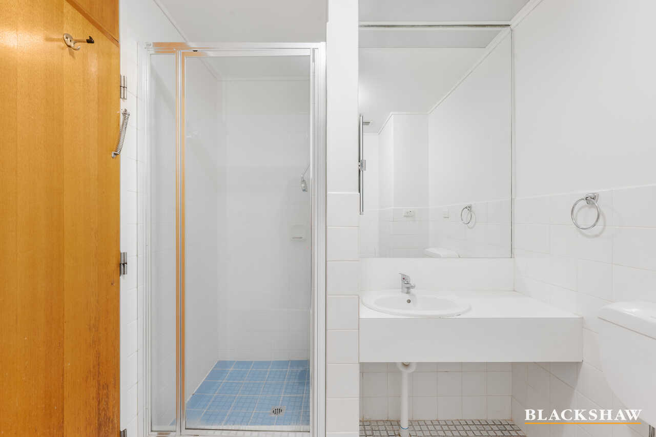 23/8 Giles Street Griffith