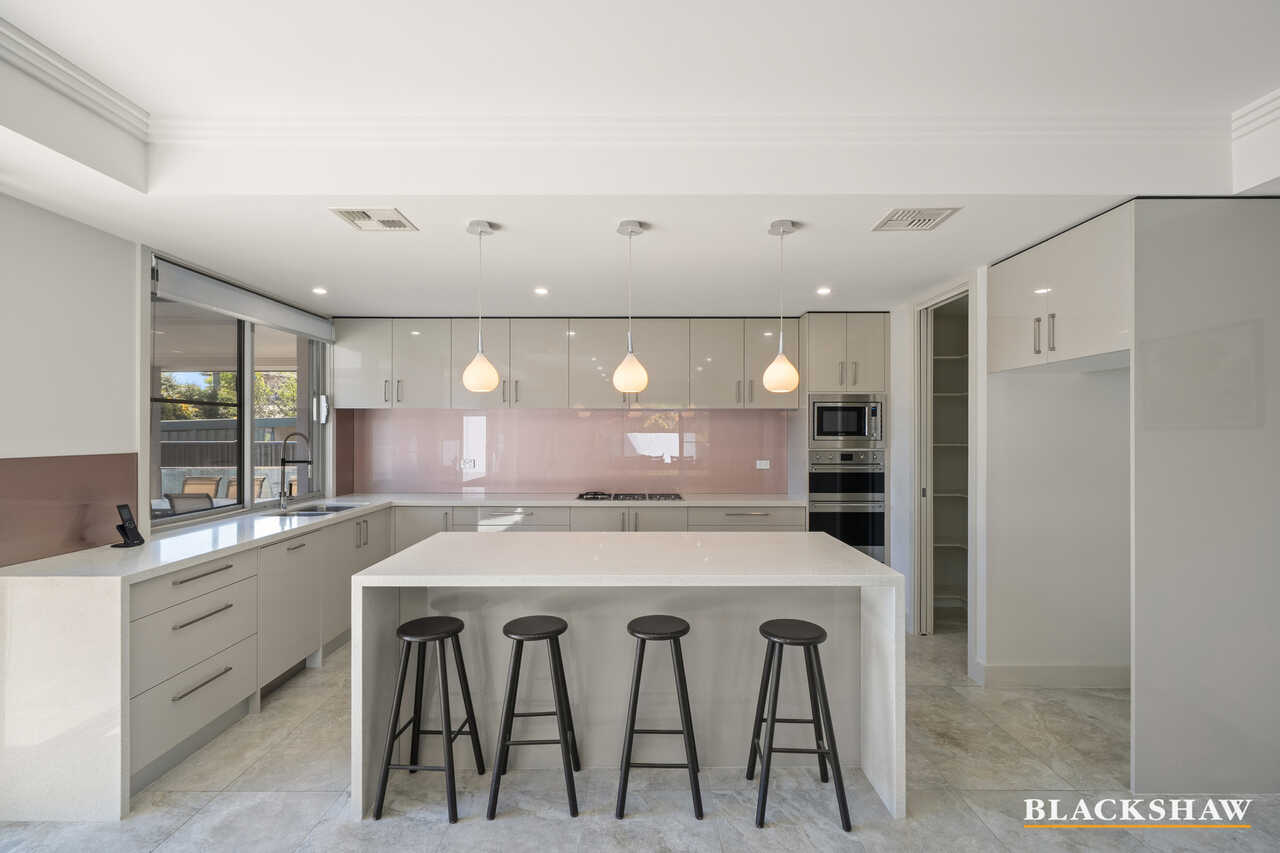 102 Strickland Crescent Deakin