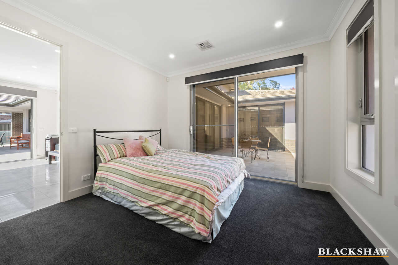 102 Strickland Crescent Deakin