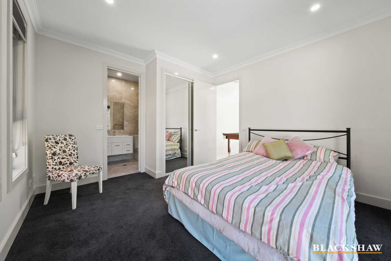 102 Strickland Crescent Deakin