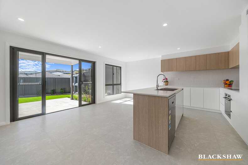 2/4 Brooke Way Sunshine Bay