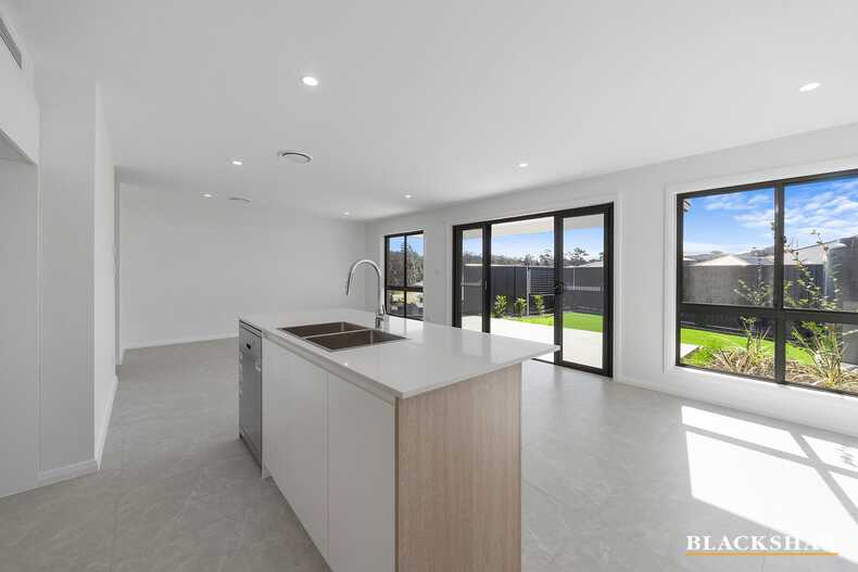 2/4 Brooke Way Sunshine Bay