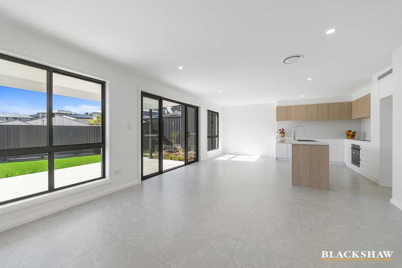 2/4 Brooke Way Sunshine Bay