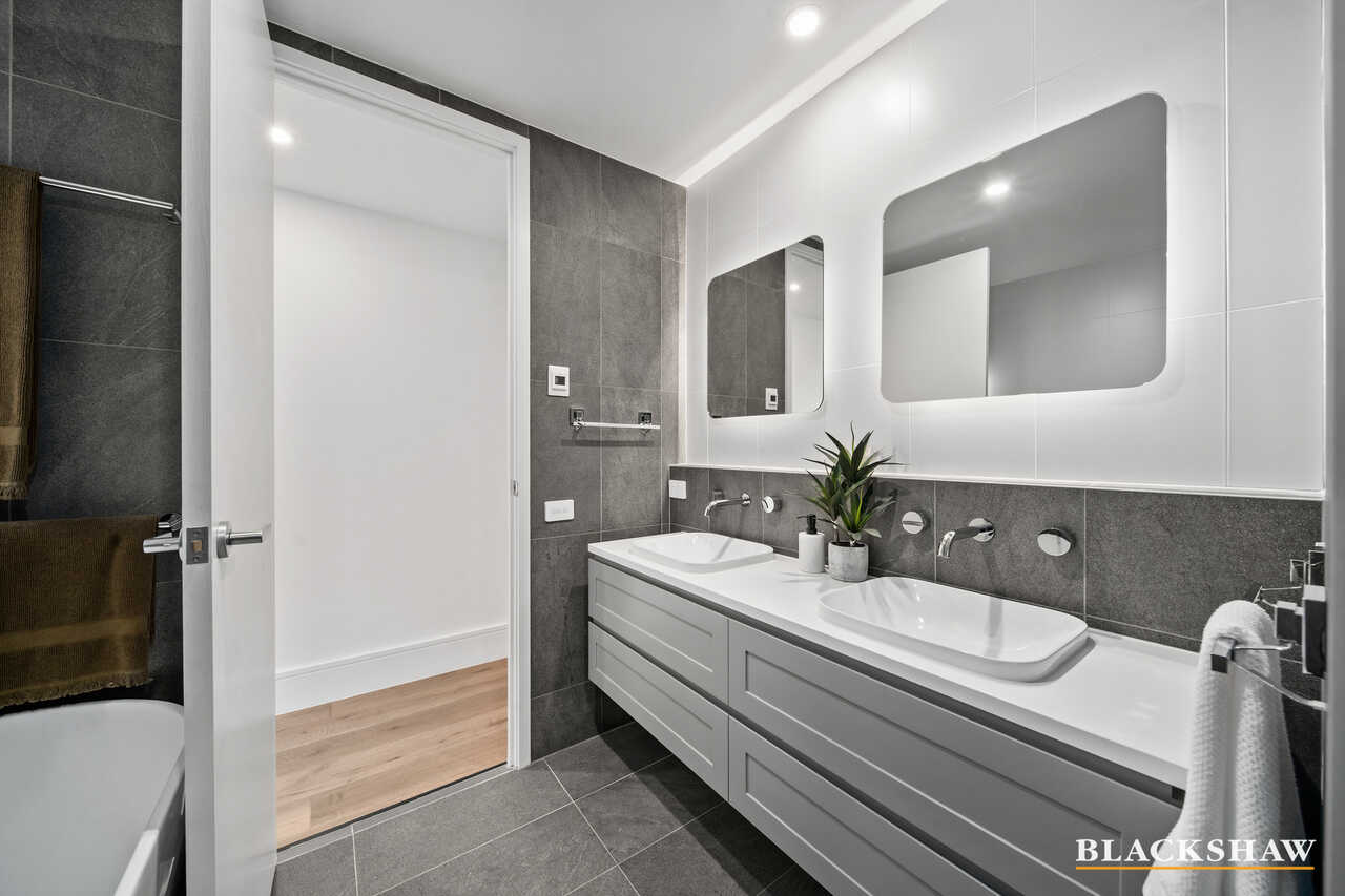18/4 Lady Nelson Place Red Hill