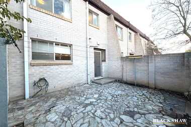 2/8 Yarrow Street  Queanbeyan